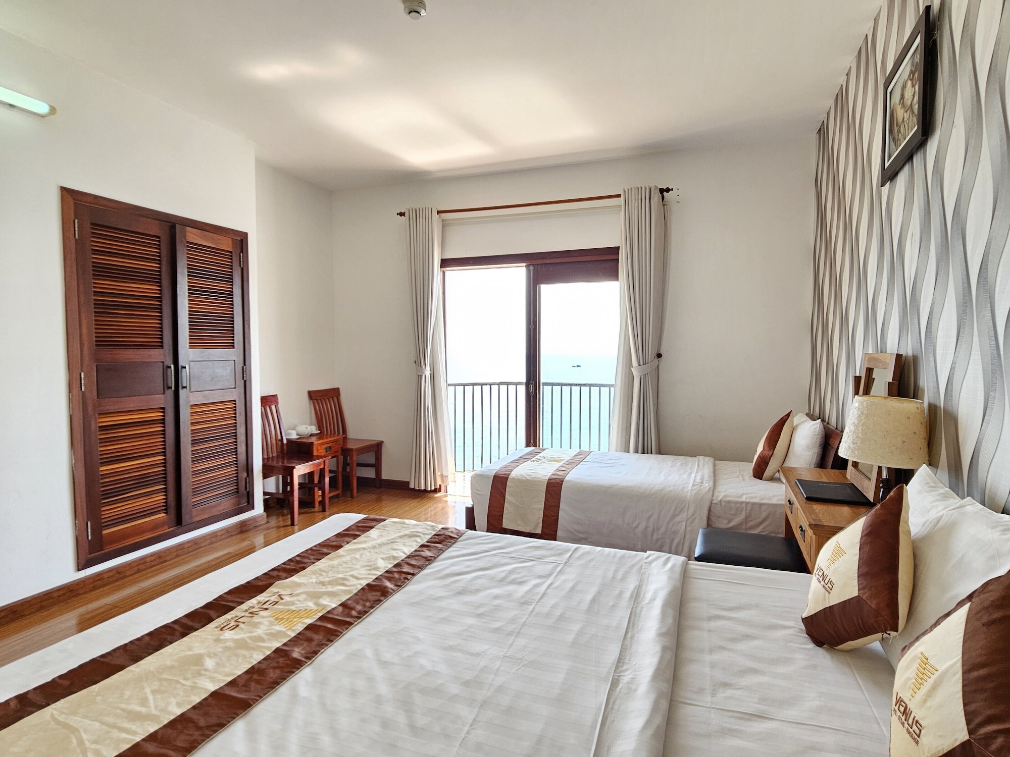 غرفة ديلوكس بسرير كوين بإطلالة على البحر، Venus Hotel - Massage & Sky Bar 2/6