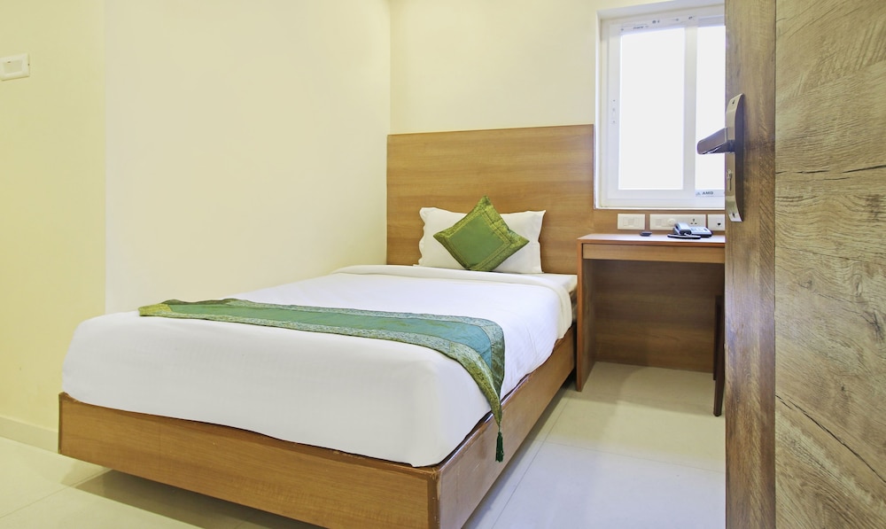 غرفة اقتصادية مفردة بسرير كوين، Treebo Jansi Residency 2/3