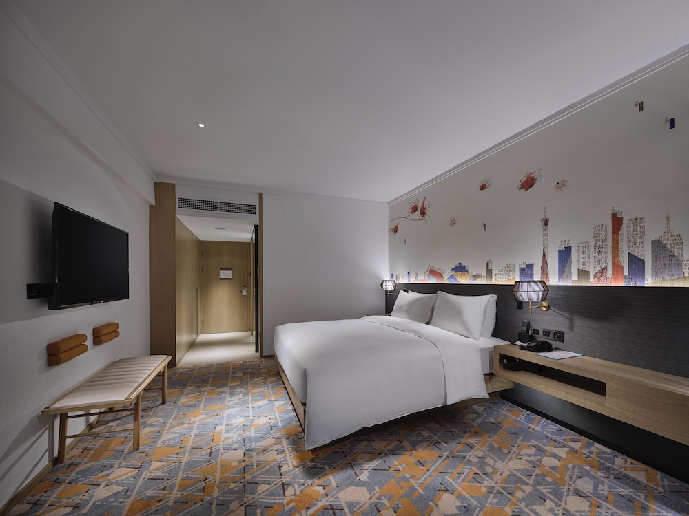 GUEST ROOM, KING BED, CITY VIEW