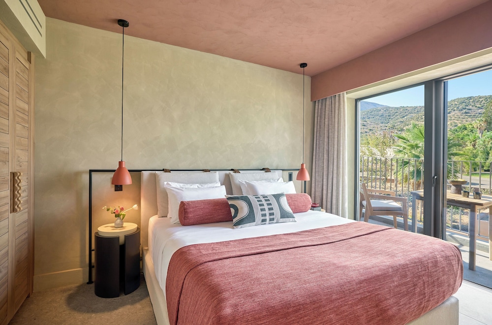 1 Bedroom, Suite, King Bed, Land View, Sofa