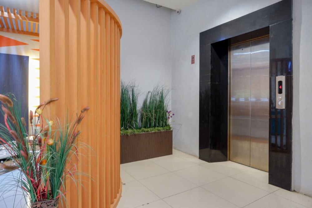 RedDoorz Plus near Hotel Benua Kendari 2/23