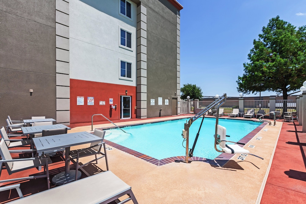 Holiday Inn Express Hotel And Suites Dallas Lewisville 67/69