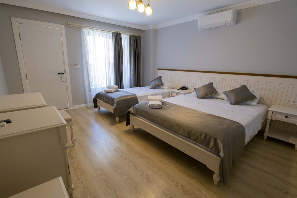 Icarus Hotel 12/46