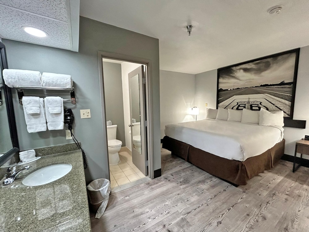 جناح بسرير كينج مع أريكة، SureStay Plus by Best Western Cannon A.F.B. 7/7