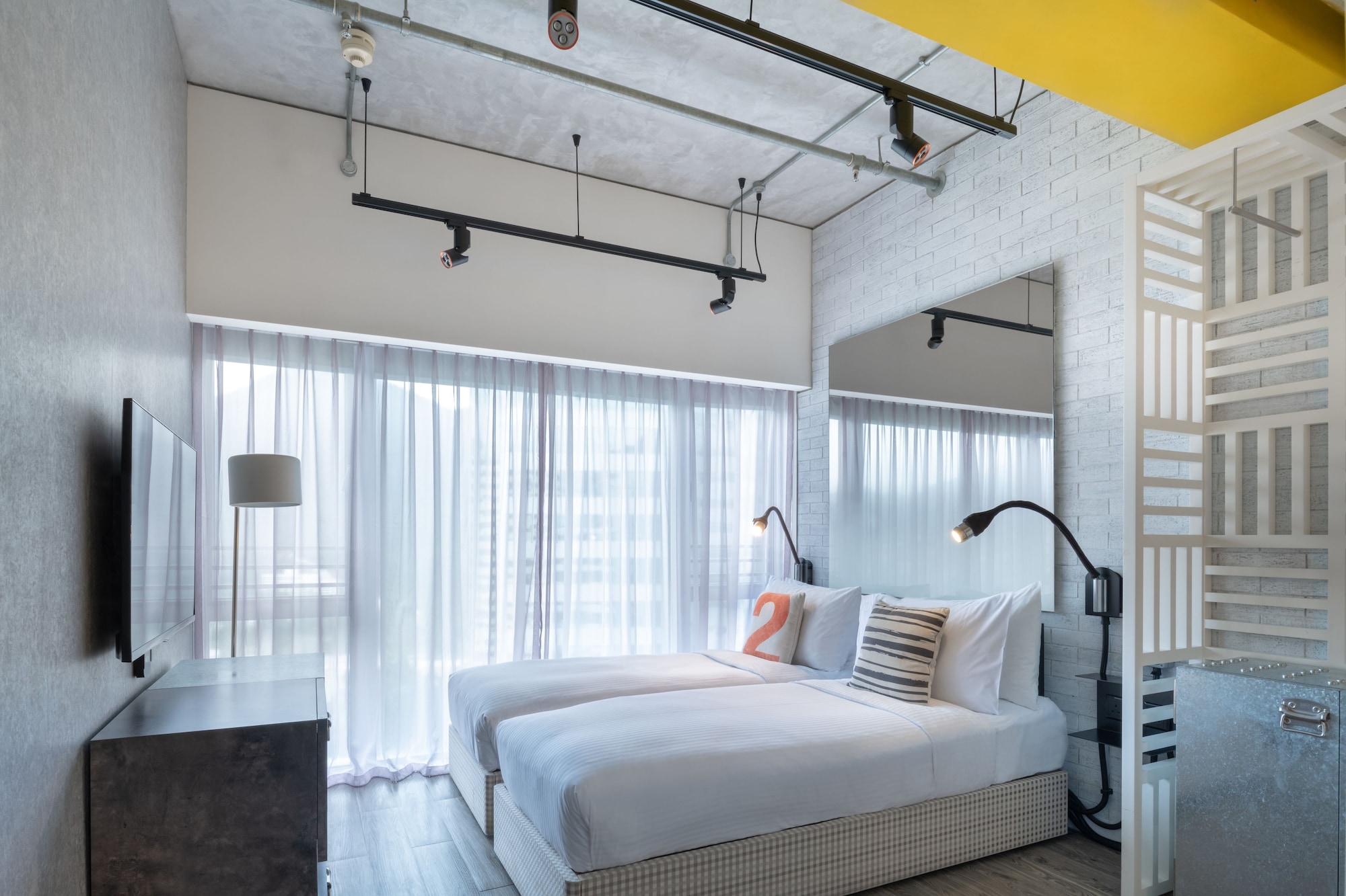 Mini, Twin Beds