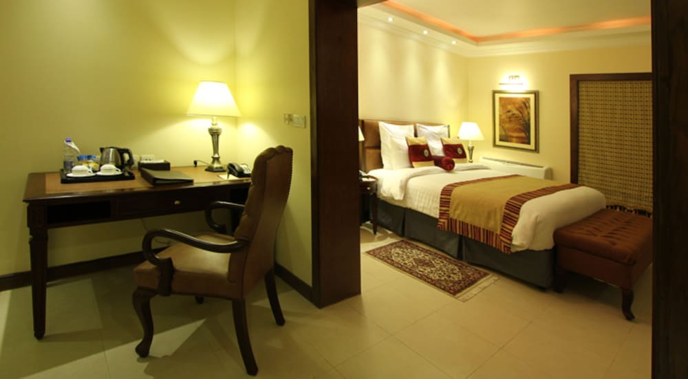 Faletti’s Hotel 27/68