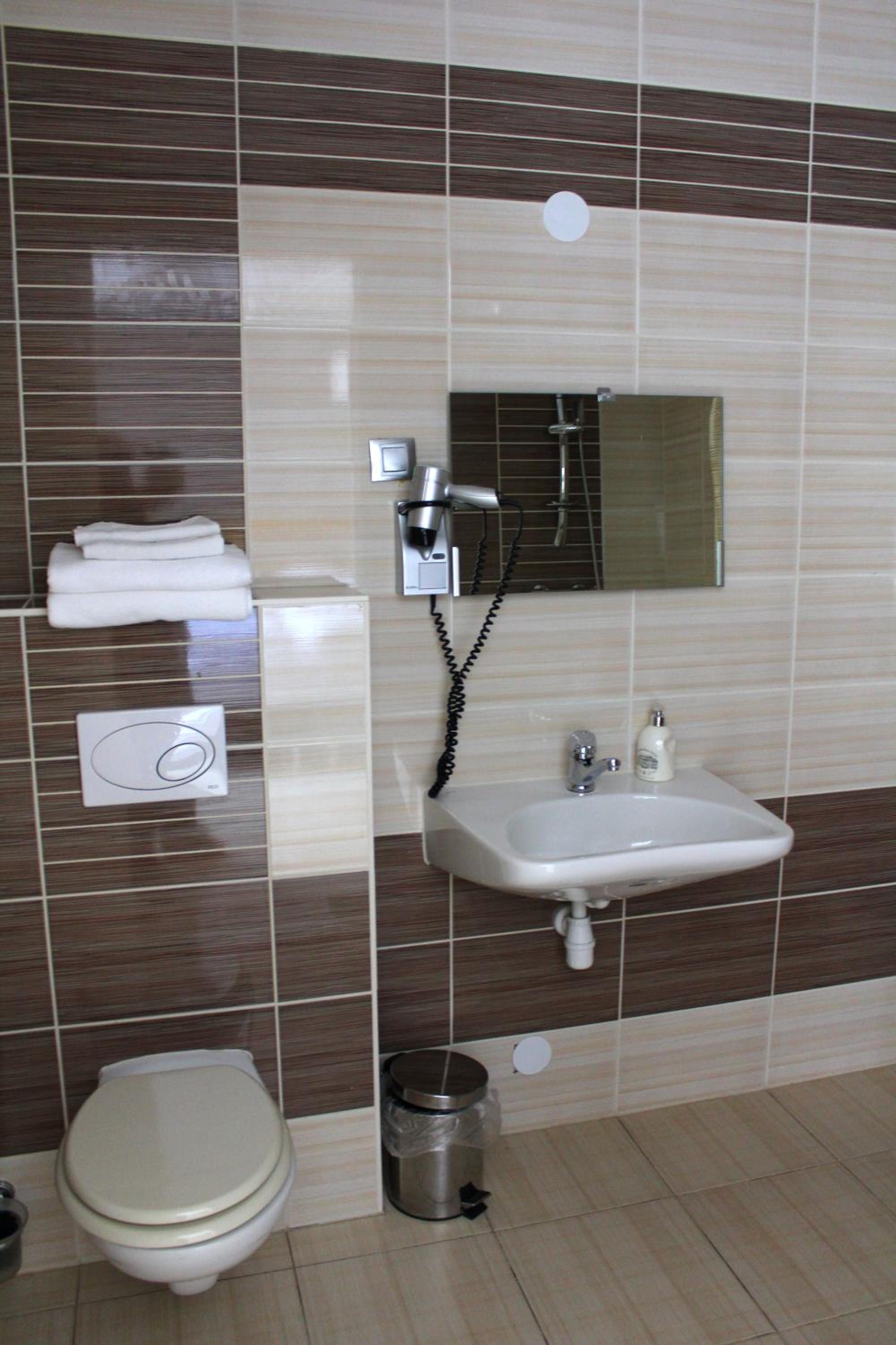 غرفة ثلاثية، Hotel Port 6/7