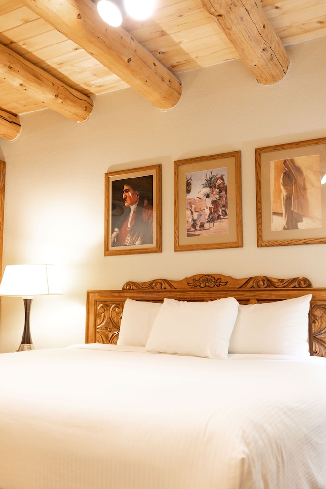 غرفة ديلوكس بسرير كينج وسرير كوين، Sagebrush Inn Suites 2/6