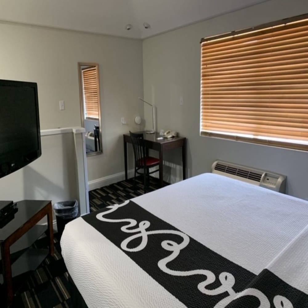 جناح بسرير كينج مع أريكة، The Hotel Oceanside 3/4