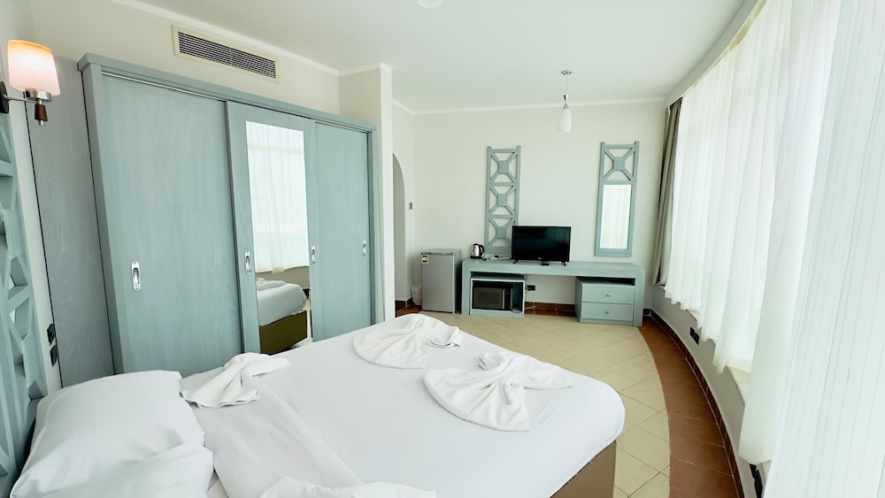 Royal Beach Serviced Apartments 40/75