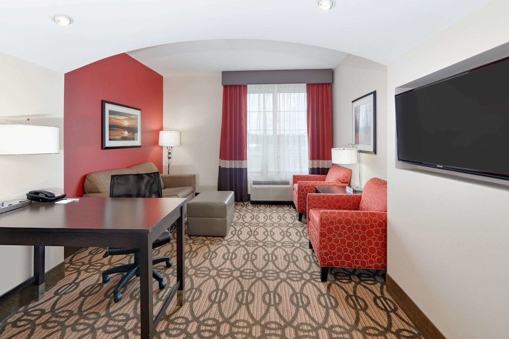 La Quinta Inn & Suites by Wyndham Starkville at MSU 33/53