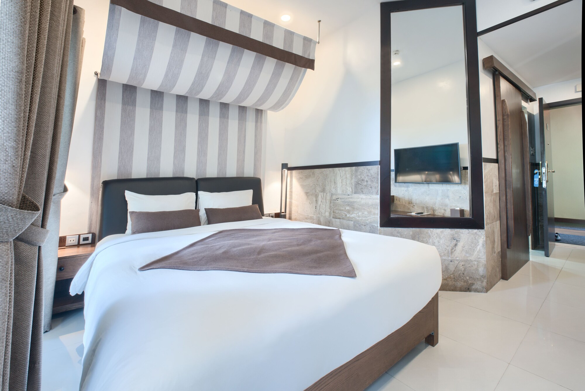 Superior, King Bed, Garden and River View, Sauna