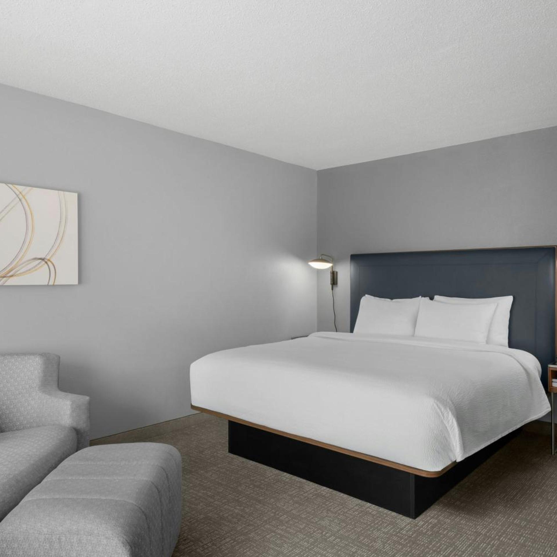 غرفة بسرير كينج مع أريكة بحوض استحمام لذوي الإعاقة، Courtyard by Marriott Charlotte Airport North 5/8