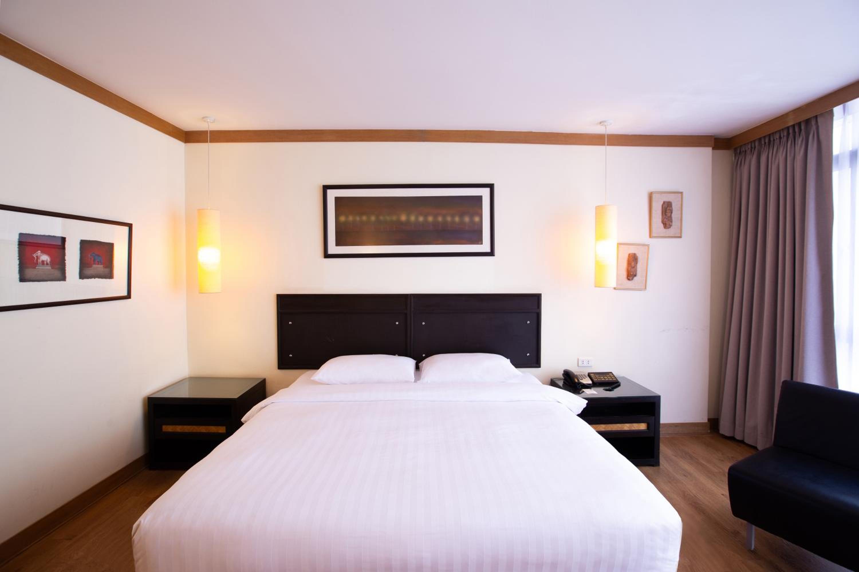 Executive, Double Bed, The Tarntawan Hotel Surawong Bangkok 2/8