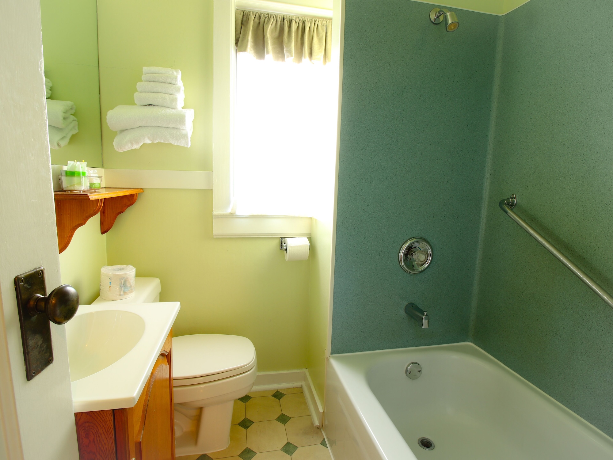 1 Bedroom, Suite, King Bed, James Bay Inn Hotel Suites Cottage 4/5