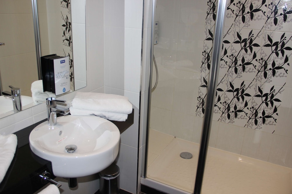 Hotel Kyriad Saint Quentin En Yvelines - Montigny 53/58