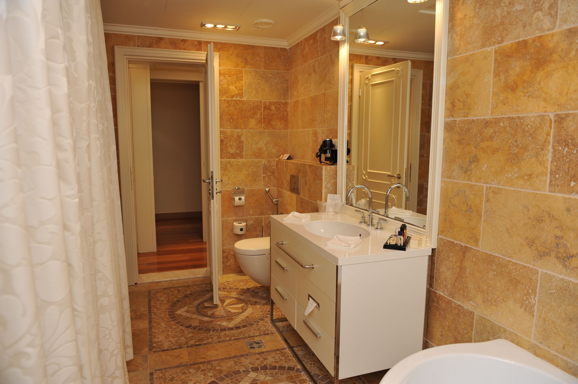 WELLNESS, DELUXE, SUITE