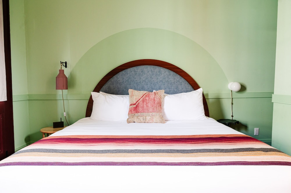 ROOM, KING BED