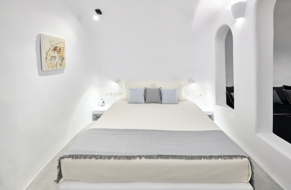 Cave Suite Oia 4/30