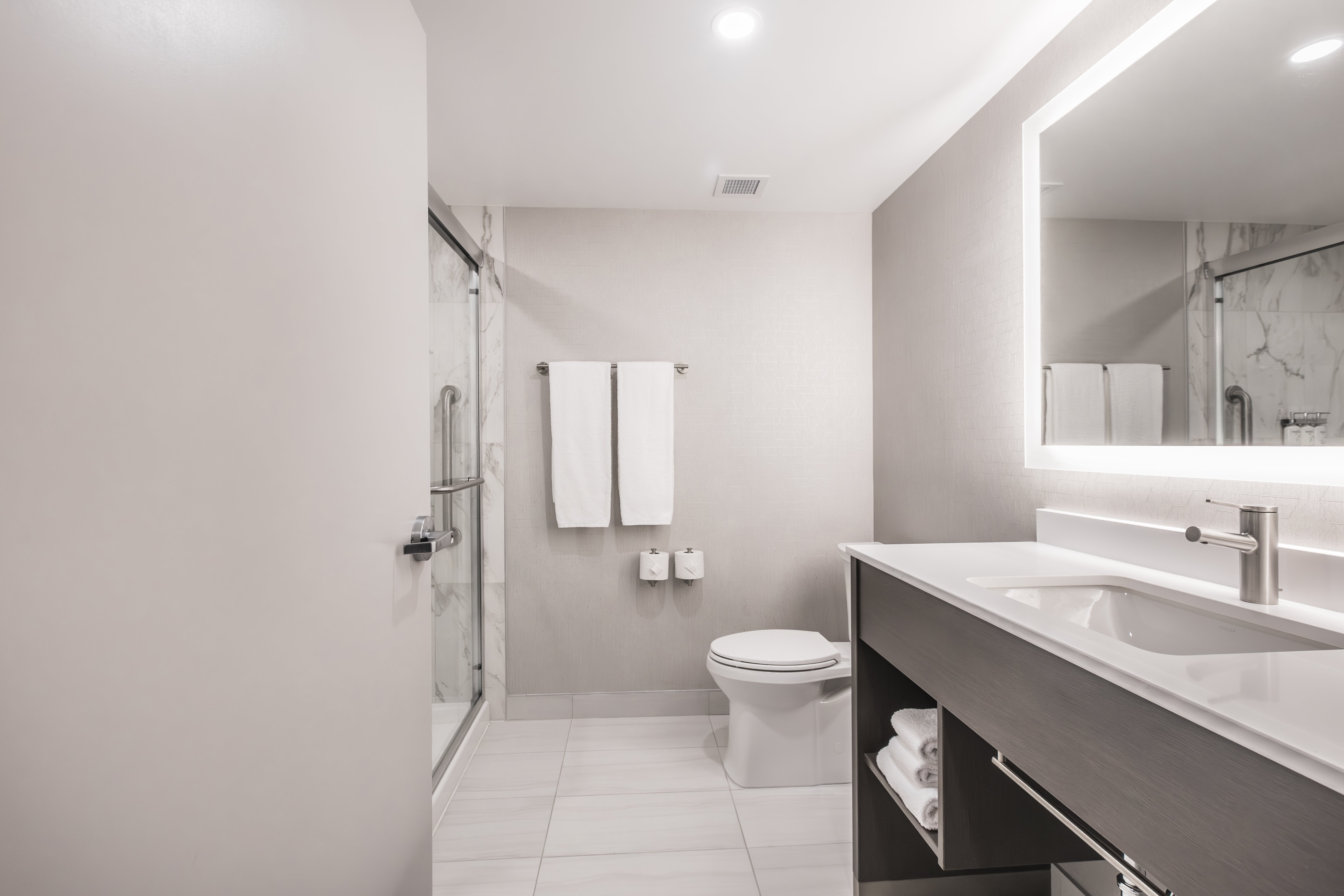 Holiday Inn Express & Suites Toronto Airport South 49/50