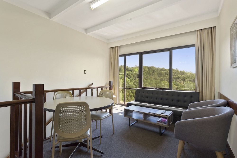 Village Family Motor Inn 27/47
