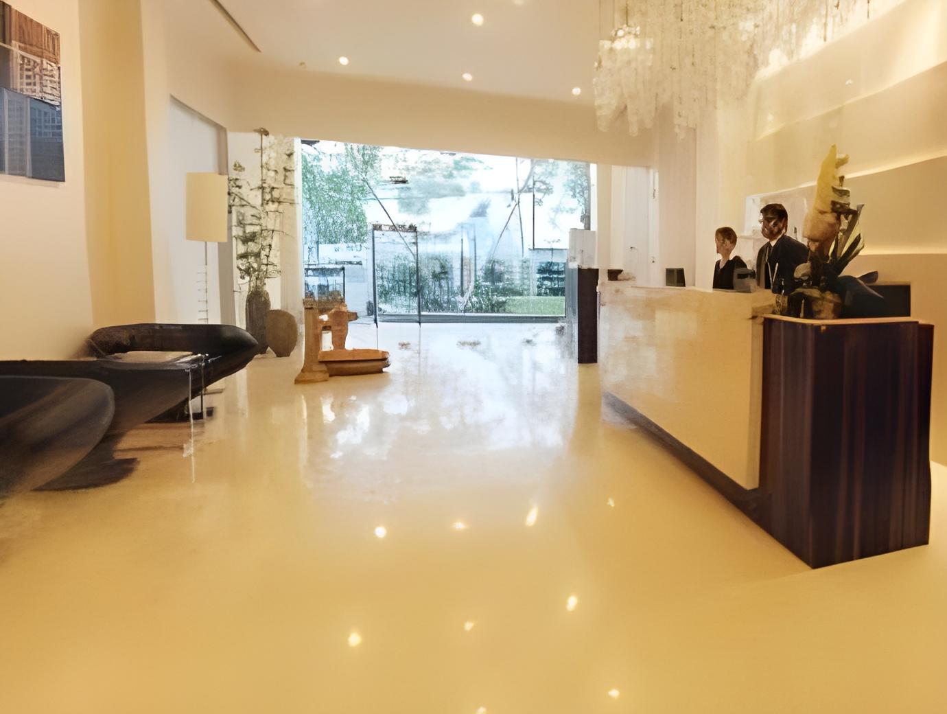 Hotel Inner Circle 3/16