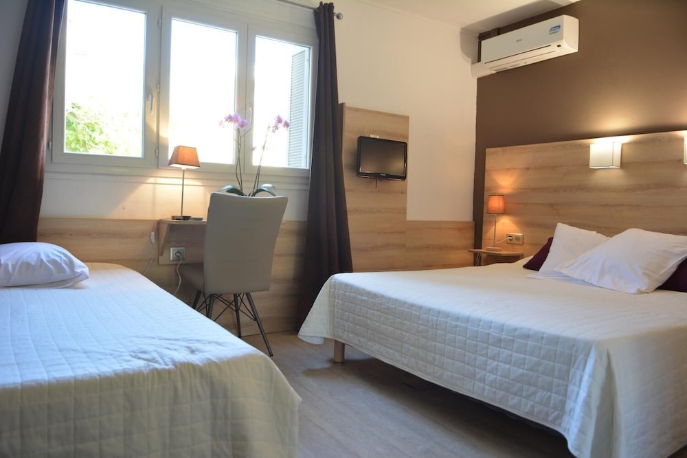 Hotel Le Grillon 8/25