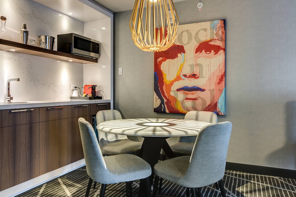 Renaissance Montreal Downtown Hotel 50/58