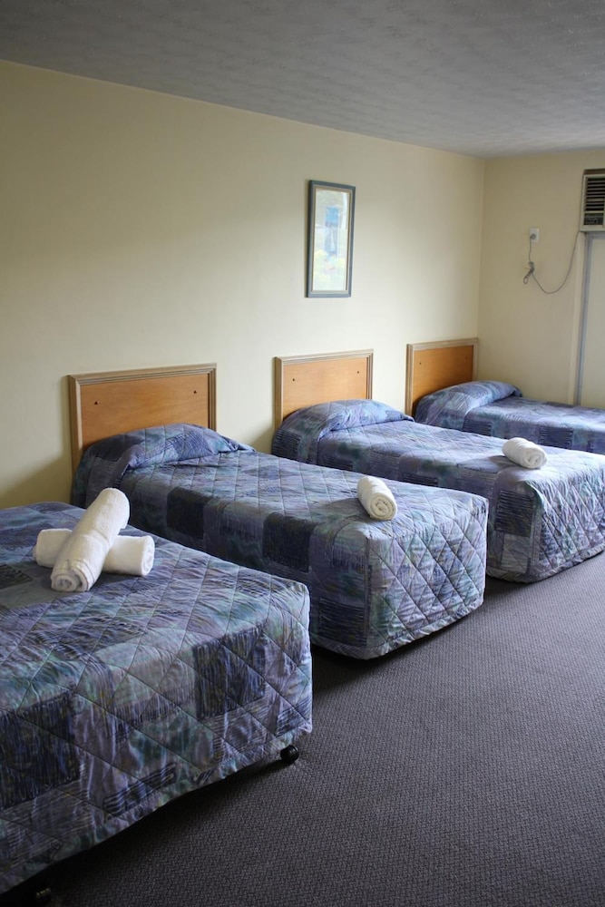 HAMILTON MOTOR INN 22/50