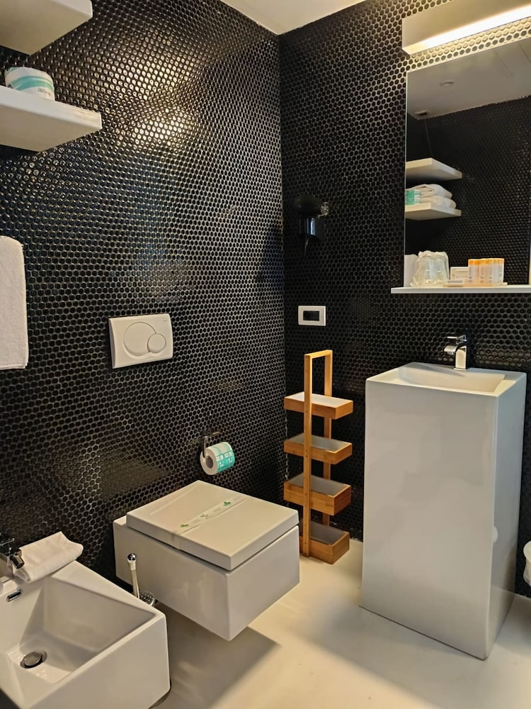 NAVONA SUITES 48/52