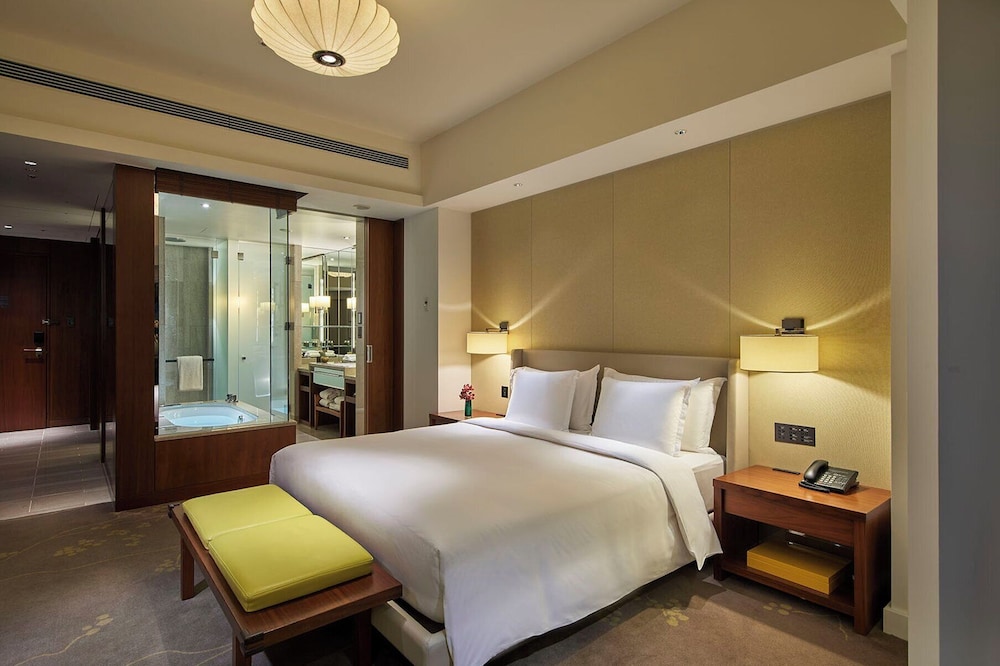 DELUXE, KING BED, BALCONY