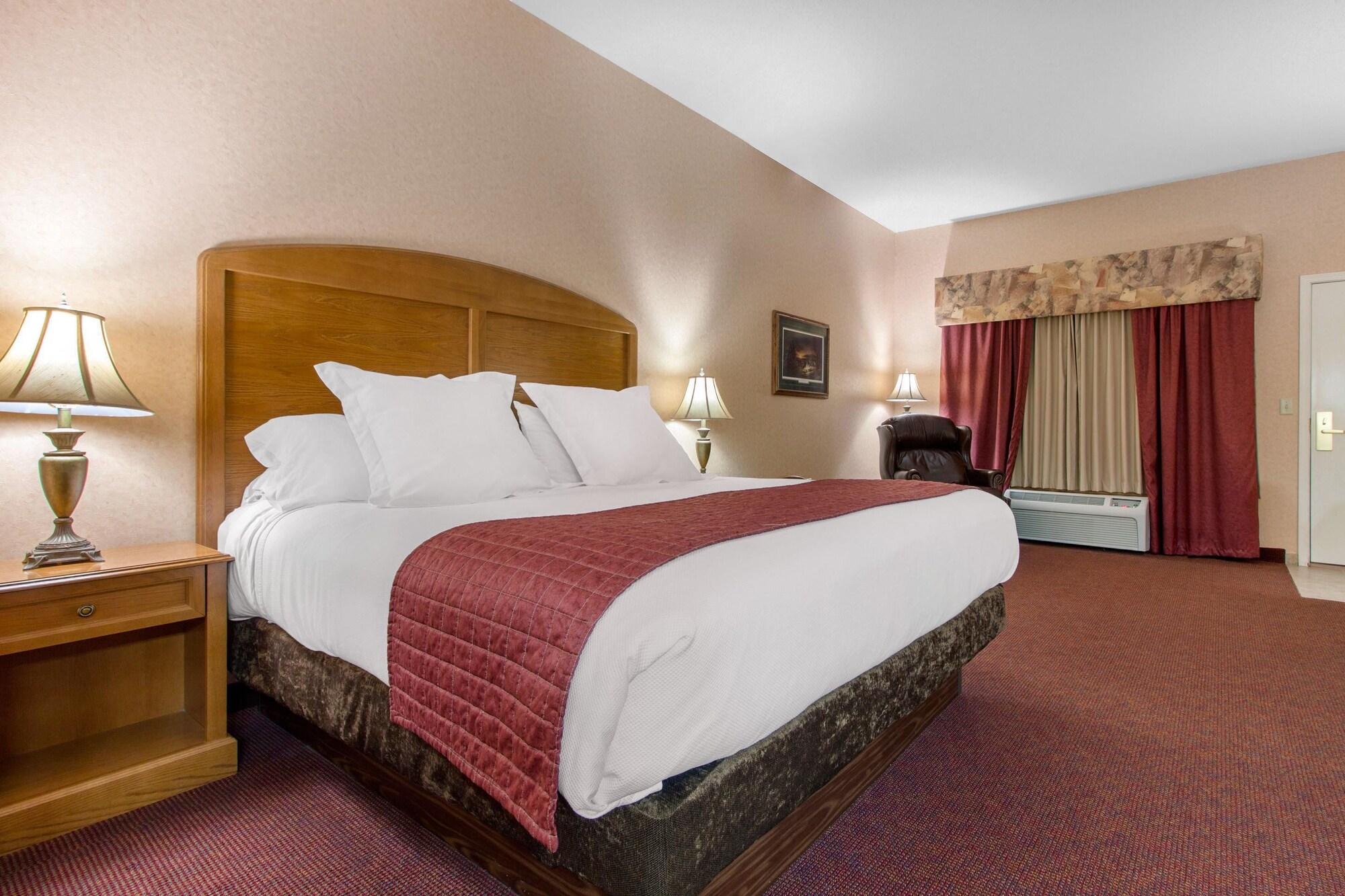 غرفة قياسية بسرير كينج، Norfolk Lodge Suites Ascend Hotel Collection 3/10