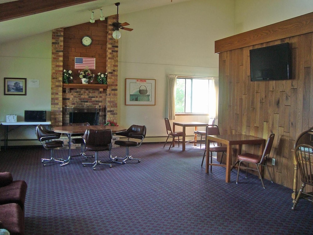 AmeriVu Inn and Suites - Avon 11/17