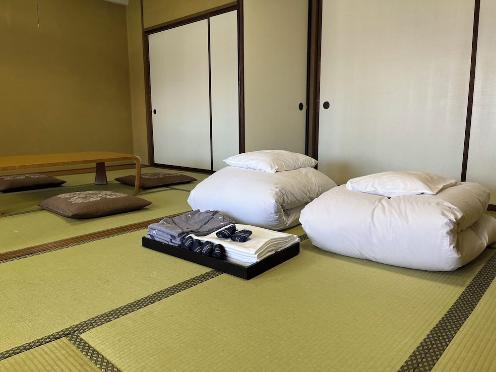 House, 6 Futon Beds, Smoking