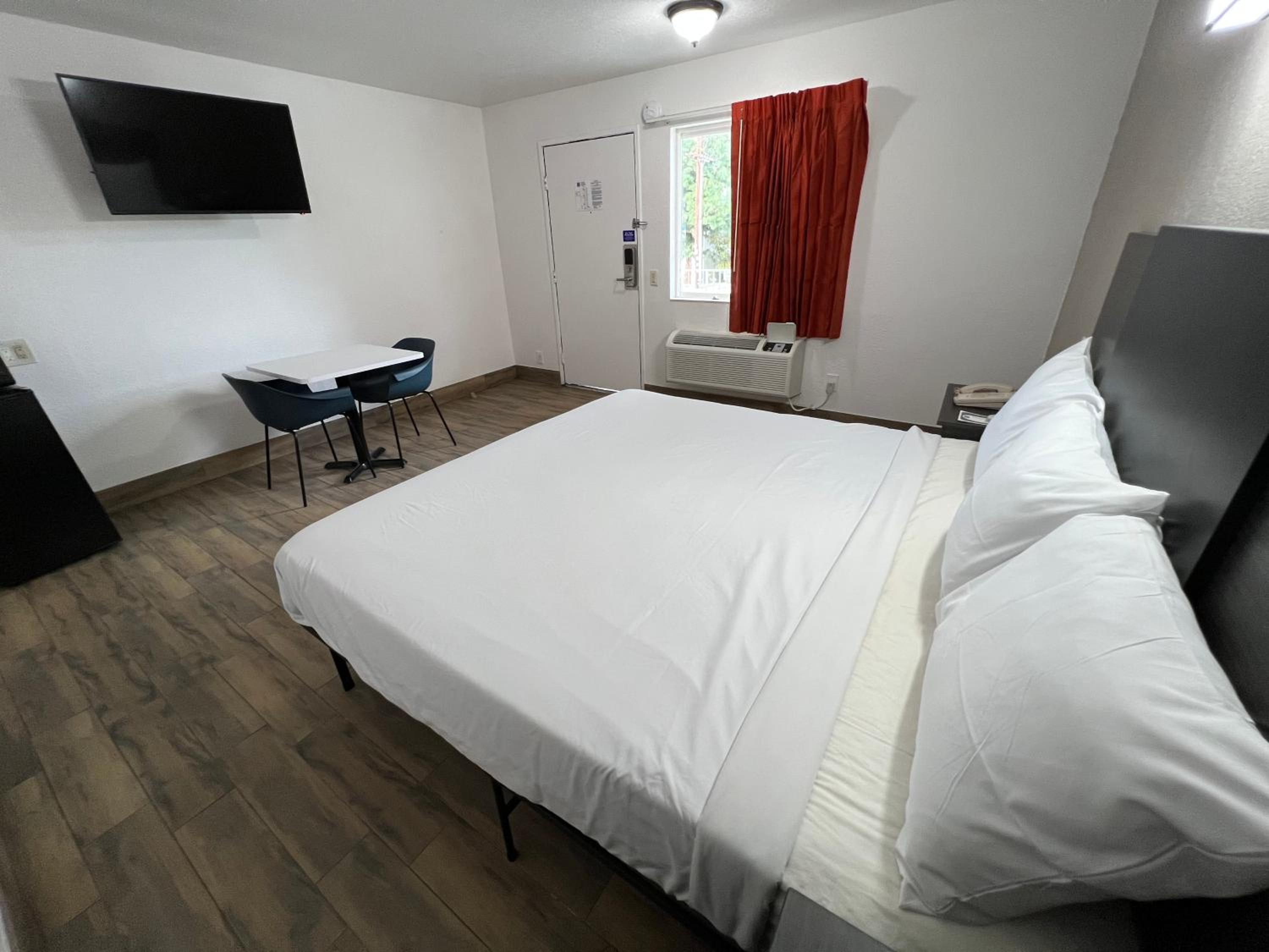 1 Queen Bed - Mob Acc RI Shwr Nsmk Micfridg