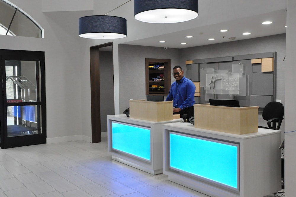 Holiday Inn Express And Suites Lake Forest 13/55