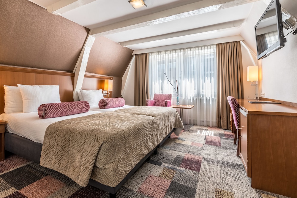 ROOM, TWIN BEDS