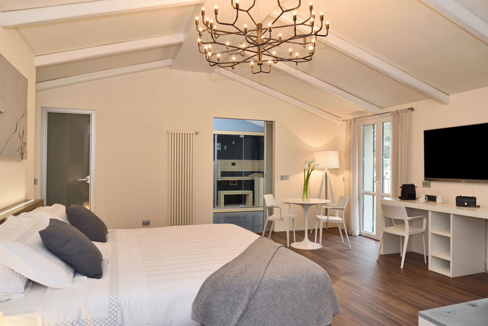 LUXURY, SUITE, KING BED, JETTED TUB