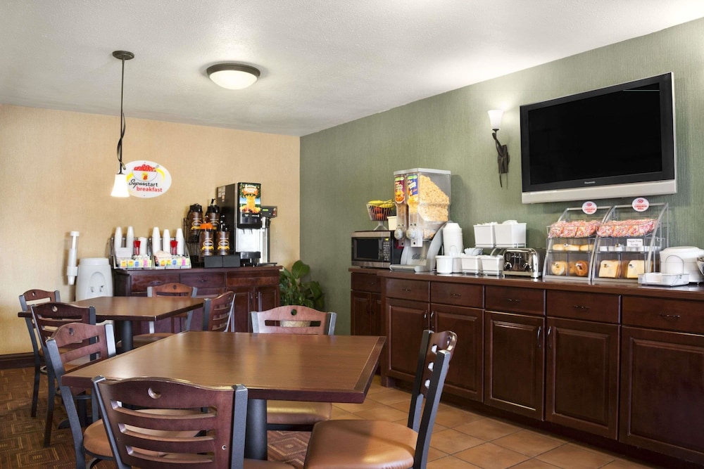 Super 8 by Wyndham Fairview Heights-St. Louis 18/25