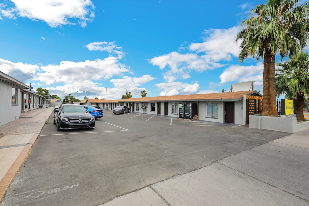 Desert Moon Motel 50/63