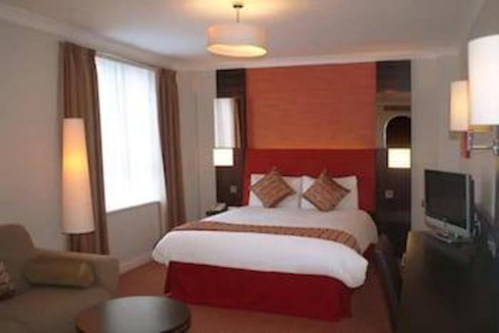 Family, Queen Bed, Sofa