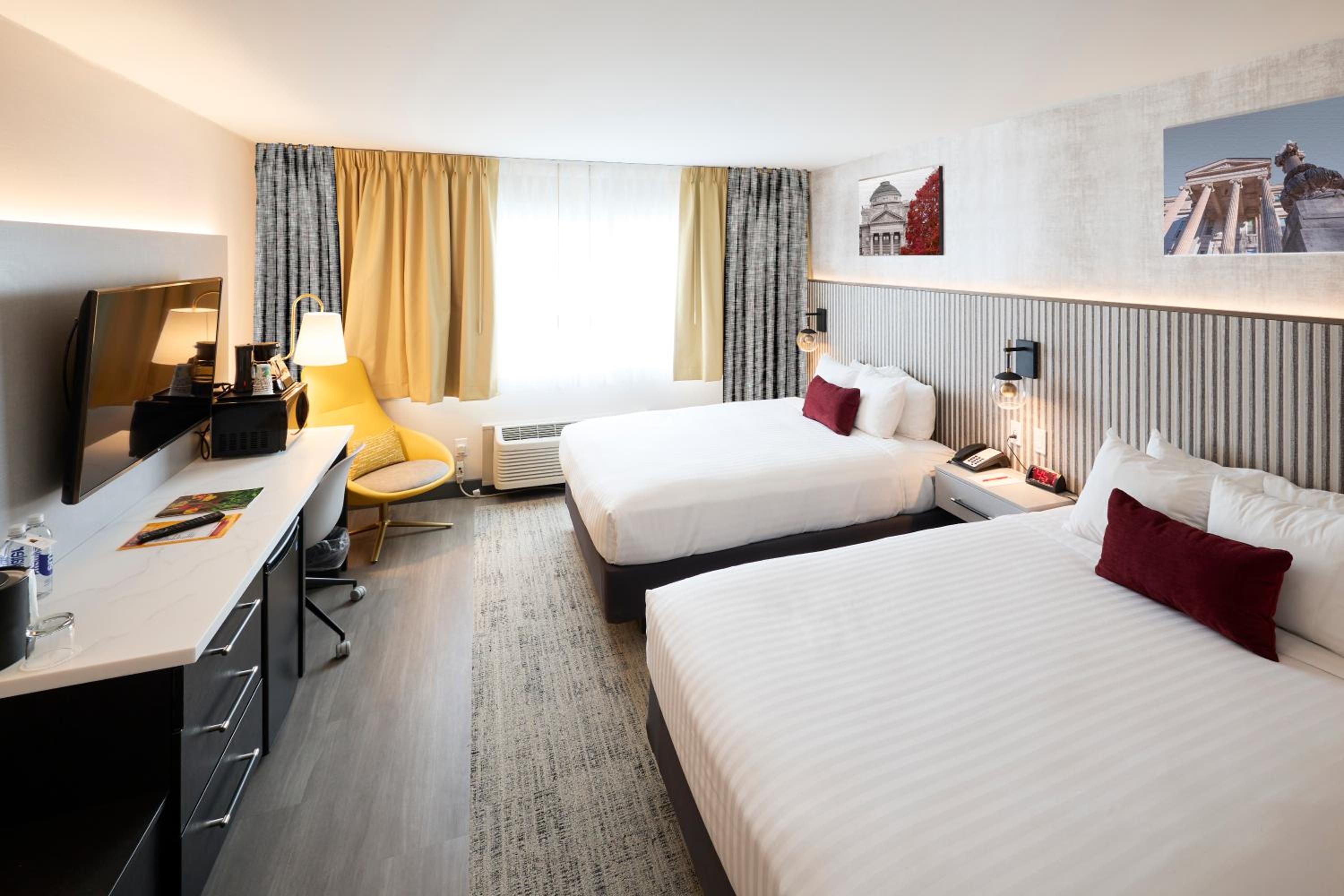 Room, 2 Queen Beds, Gateway Hotel and Conference Center 2/5