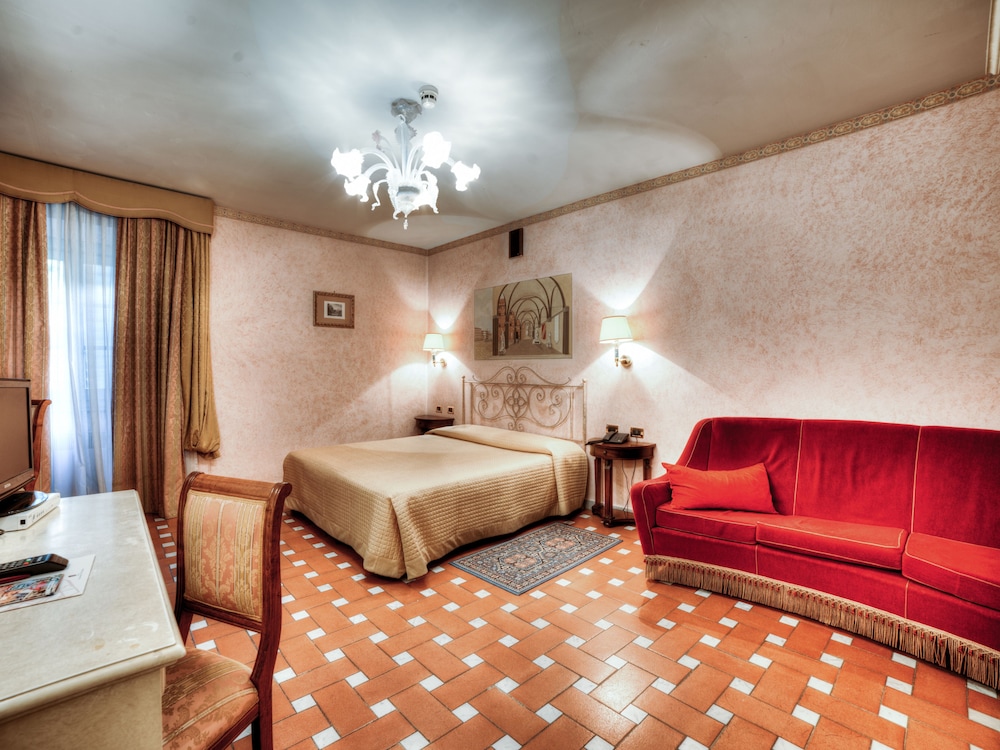Fantastic Garden Hotel 11/50