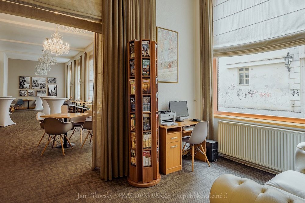 Central Hotel 39/47