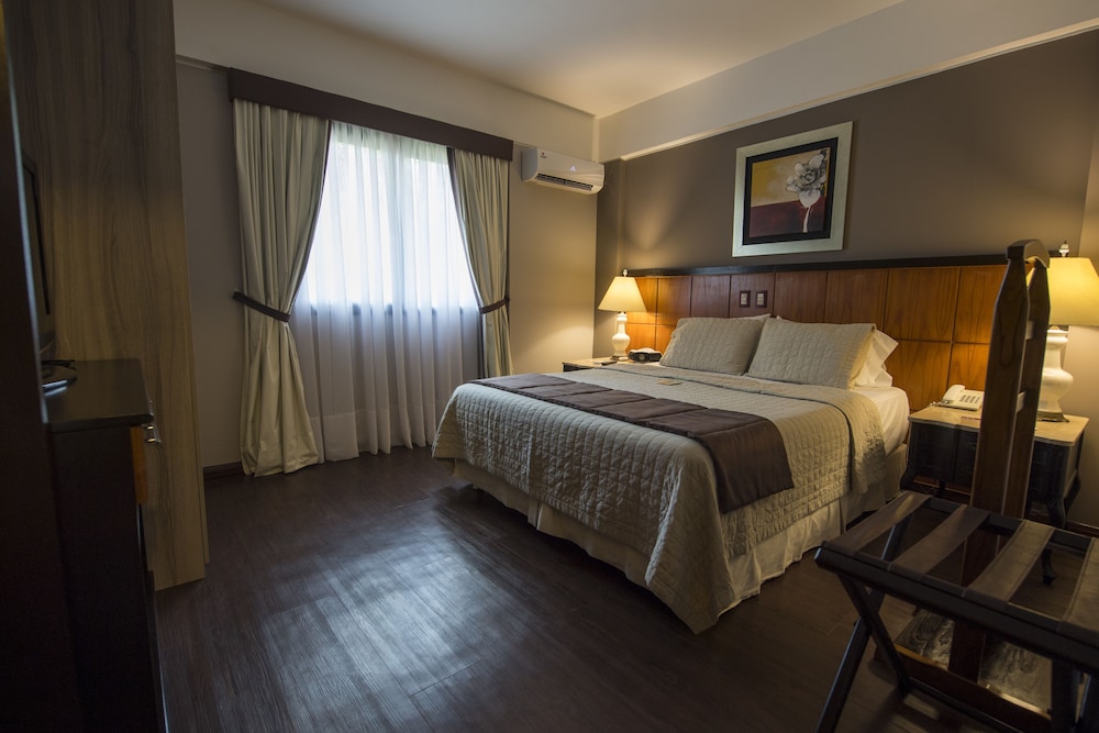 LAS VENTANAS SUITES HOTEL 8/30