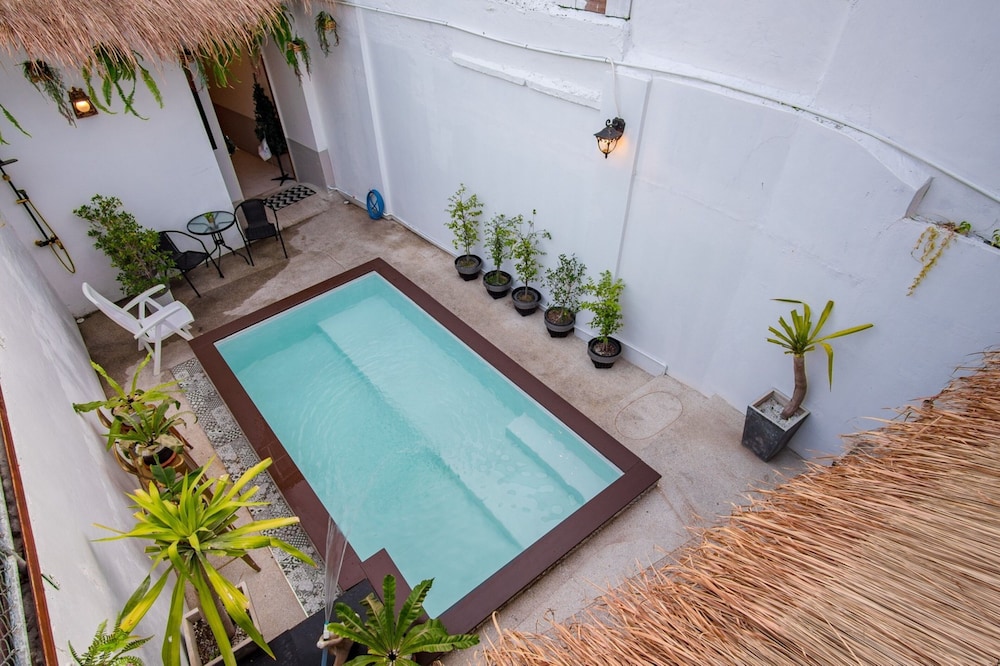 Isara Boutique Hotel and Cafe 60/66