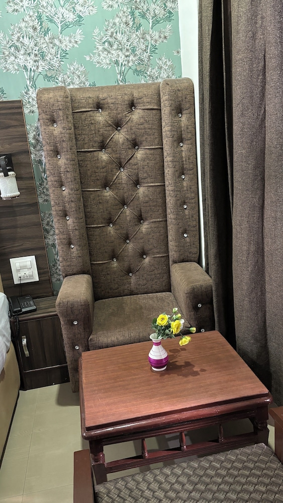 Treebo Roshan House 37/49