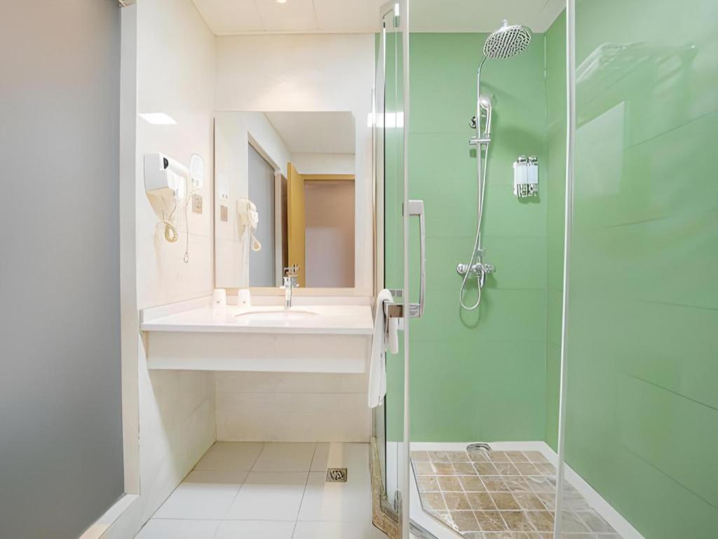 GreenTree Inn Huzhou Zhili Fortune Plaza Wuxing Avenue Express Hotel 49/53