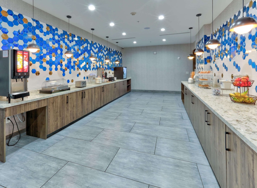 La Quinta Inn & Suites by Wyndham Dallas/Fairpark 10/40