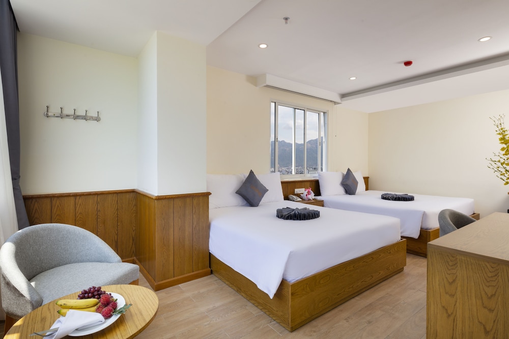 غرفة بريميير بسرير كوين بإطلالة على البحر، Quang Vinh Hotel 8/10